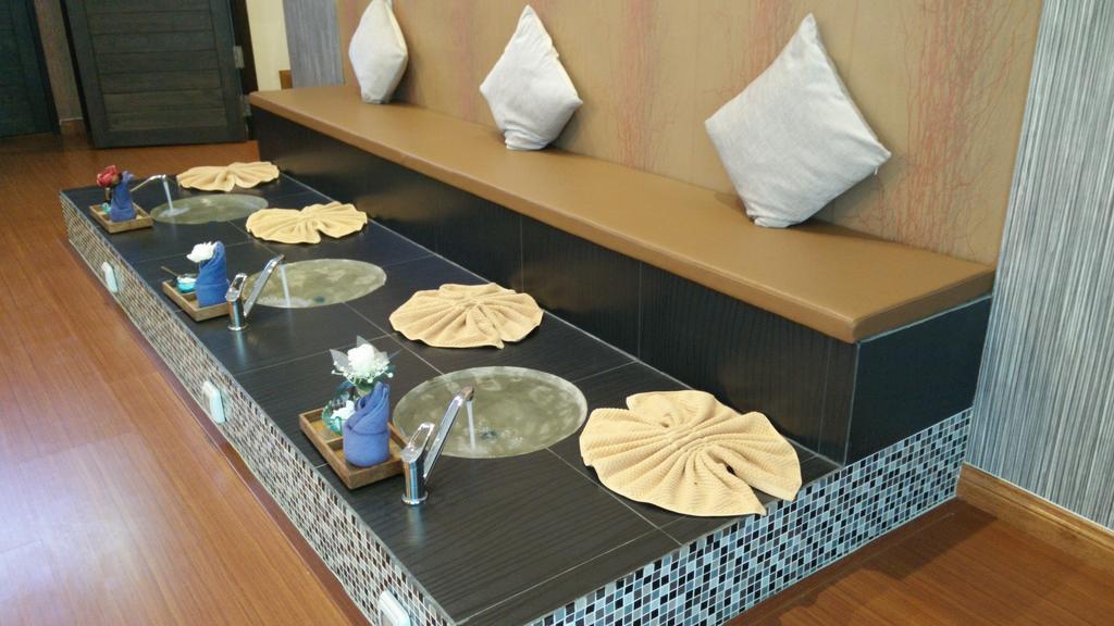 42C The Chic Hotel Nakhon Sawan Exteriör bild