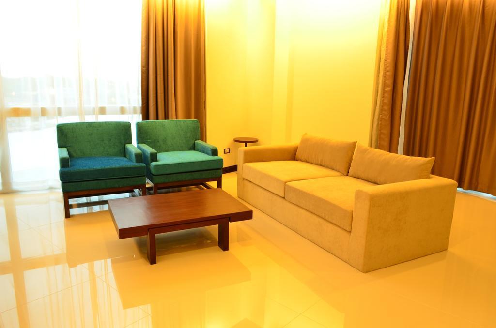 42C The Chic Hotel Nakhon Sawan Exteriör bild