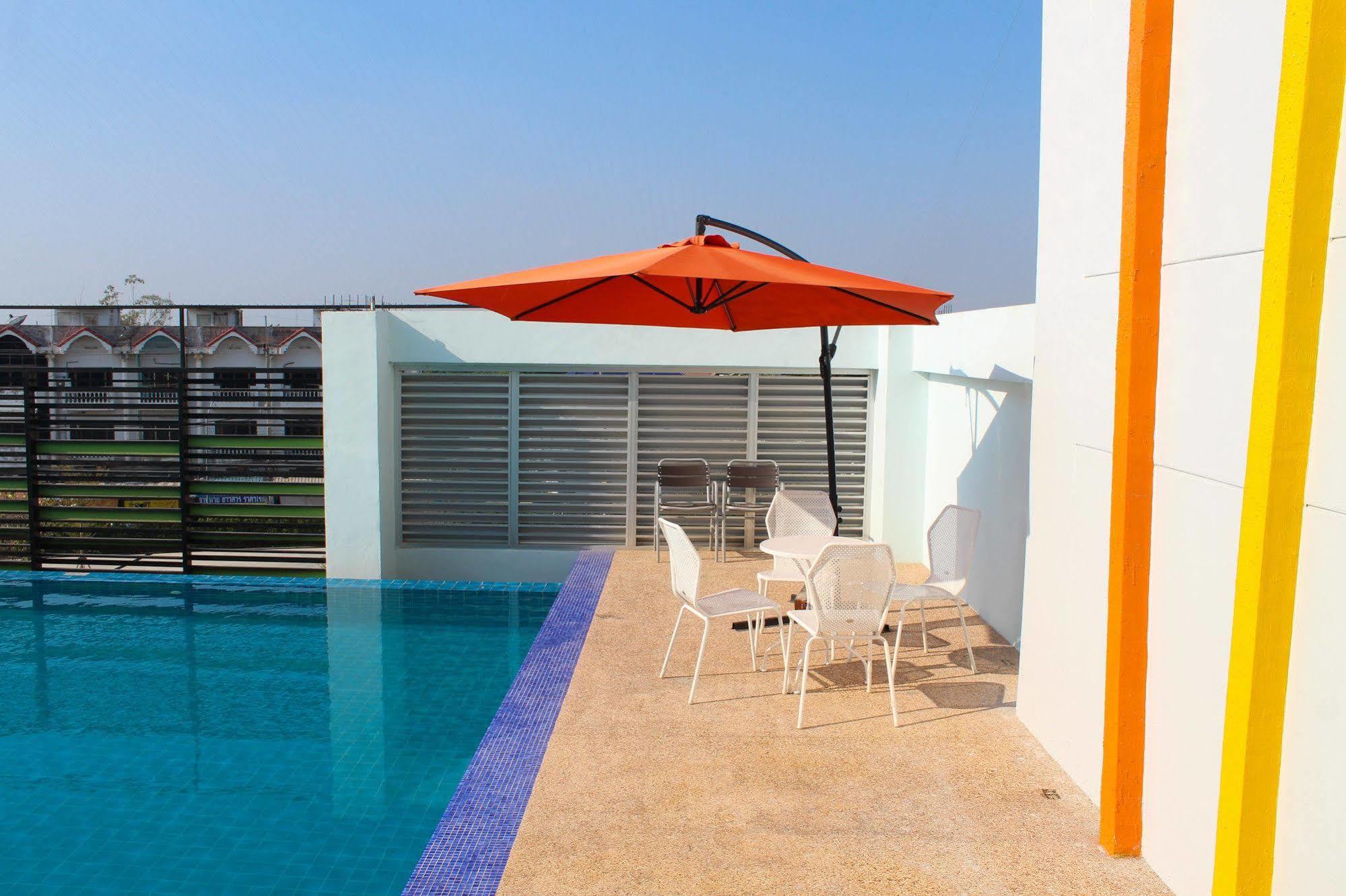 42C The Chic Hotel Nakhon Sawan Exteriör bild